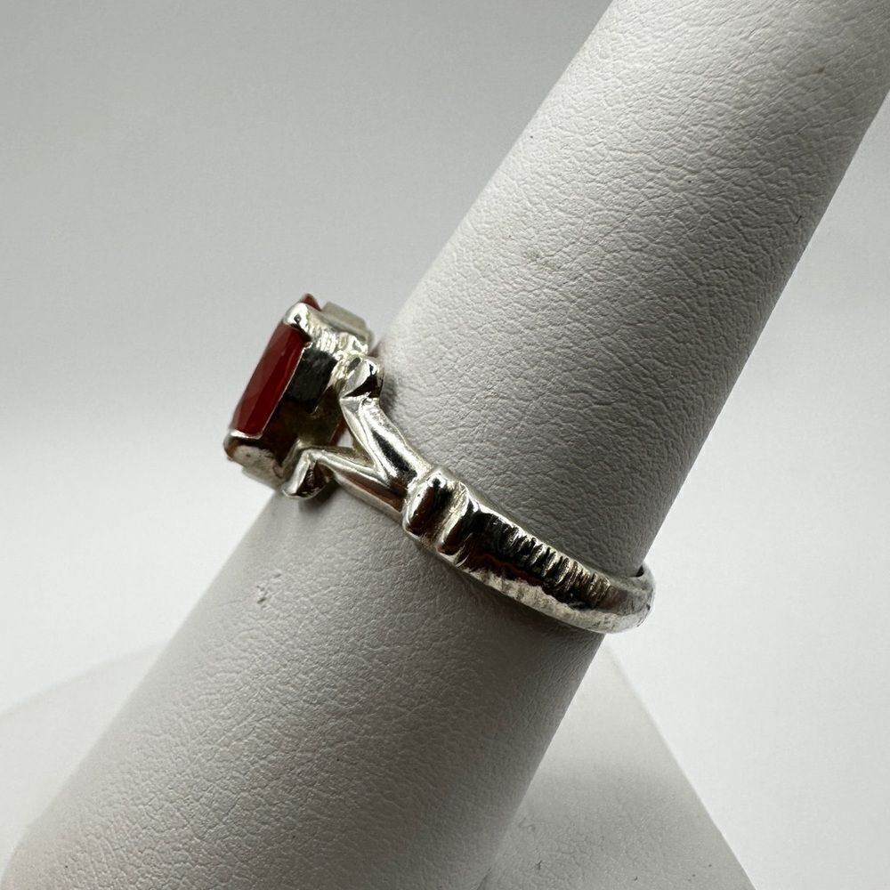 SALE!‎ Dyed faceted oval cut stone solitaire in silver tone ring! - Picture 10 of 12